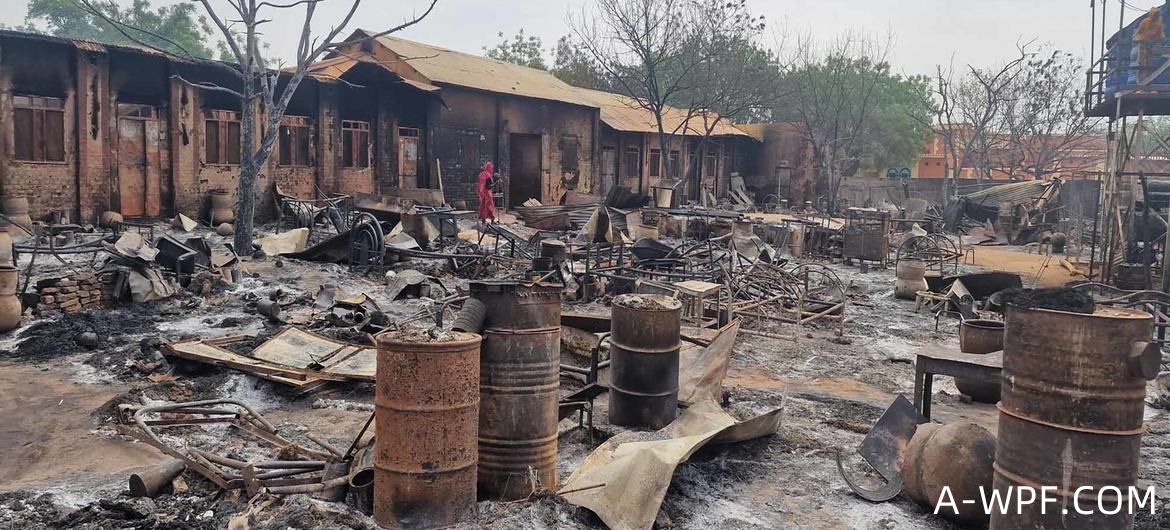 苏丹西达尔富尔州的一所学校在持续的冲突中被烧毁。