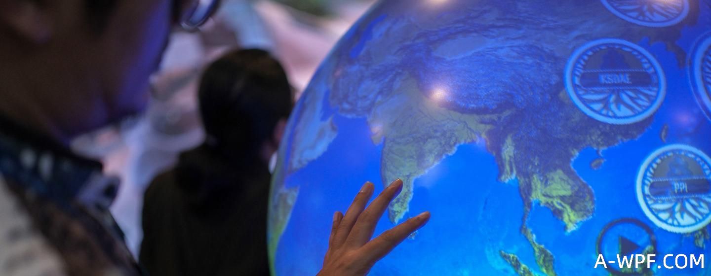 在阿拉伯联合酋长国迪拜世博城举行的第28届联合国气候变化大会期间，与会者在印度尼西亚馆。