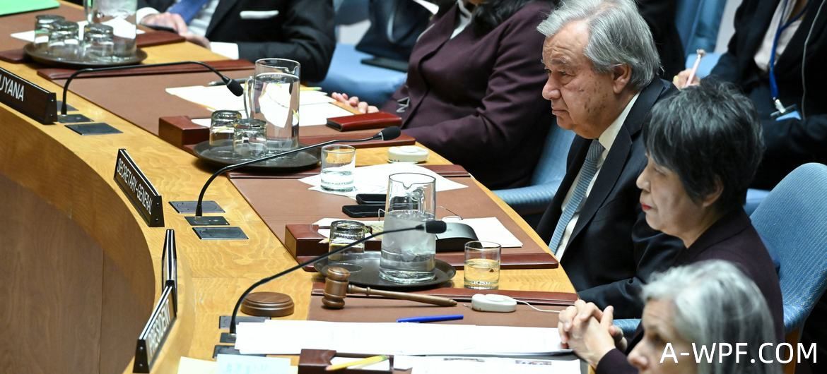 联合国秘书长安东尼奥·古特雷斯（中右）出席安理会关于核裁军和核不扩散的会议。